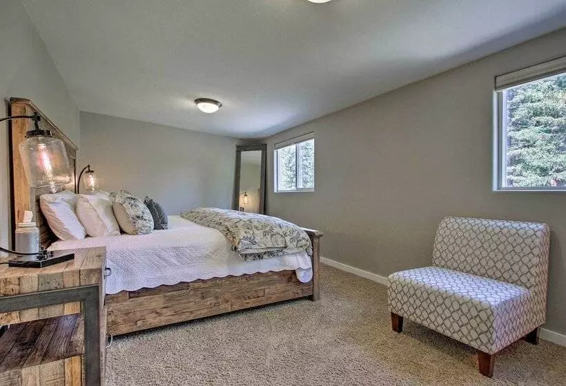 Creekfront Lincoln Home, Steps From Downtown!