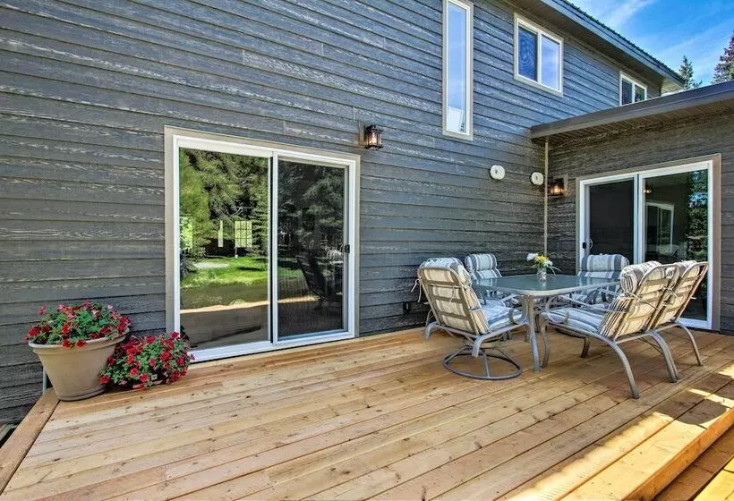 Creekfront Lincoln Home, Steps From Downtown!