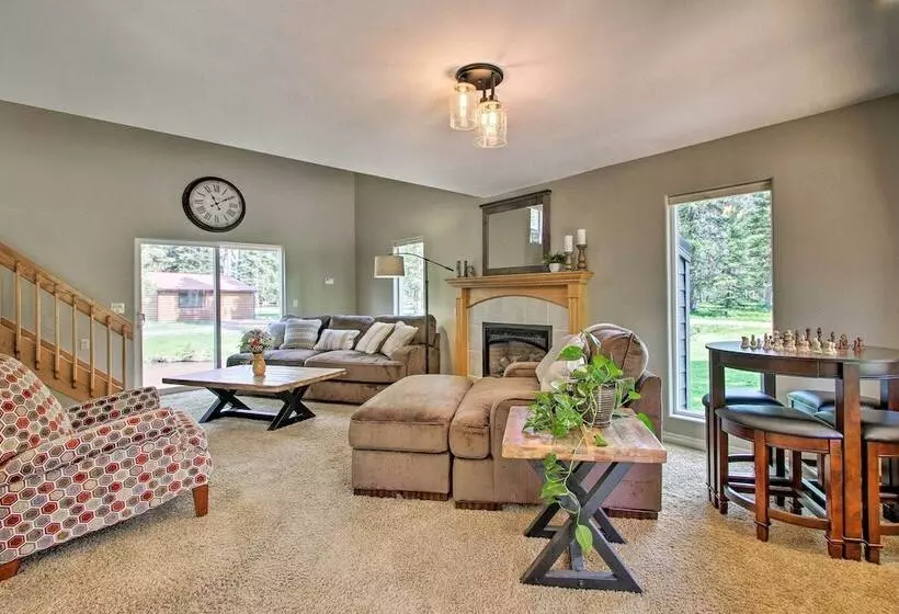 Creekfront Lincoln Home, Steps From Downtown!