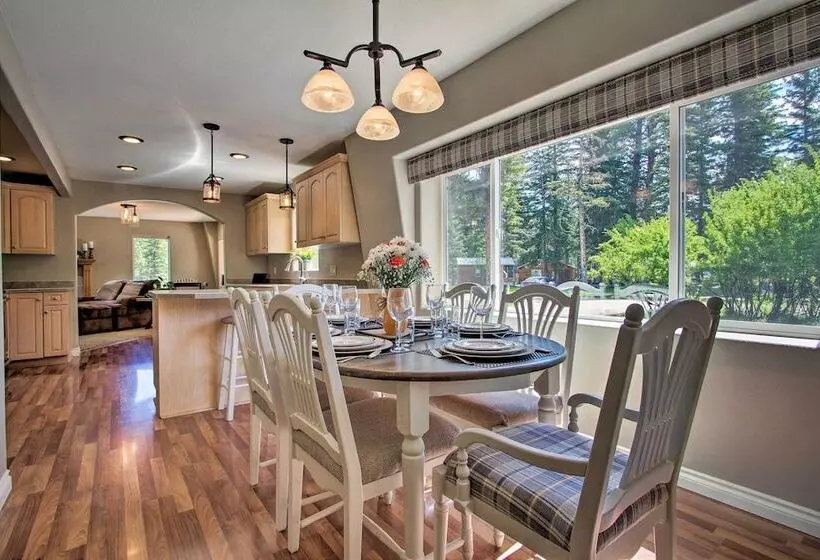 Creekfront Lincoln Home, Steps From Downtown!