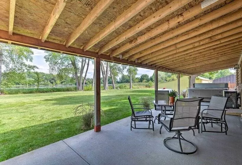 Family Home W/ Hot Tub   Walk To Johnson Lake!