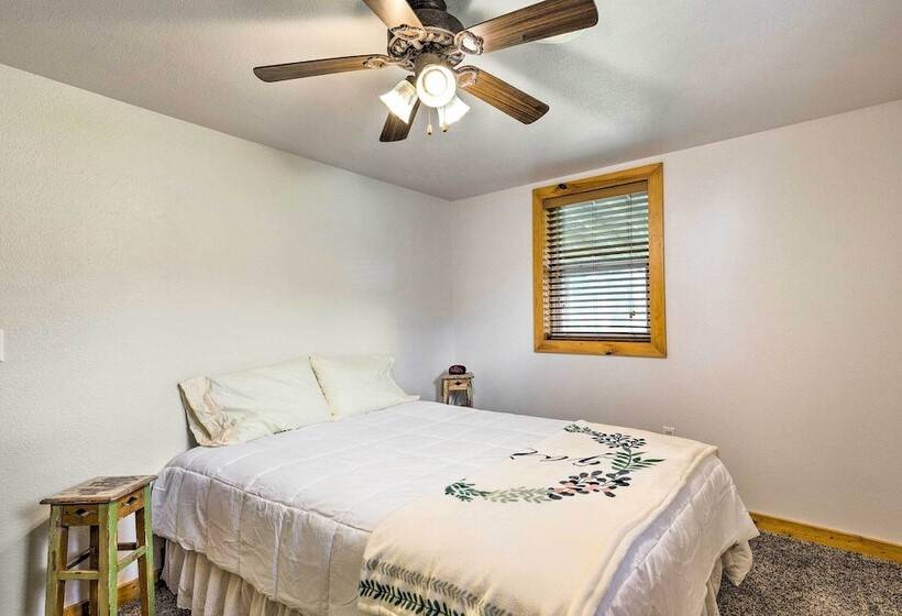 Family Home W/ Hot Tub Walk To Johnson Lake!