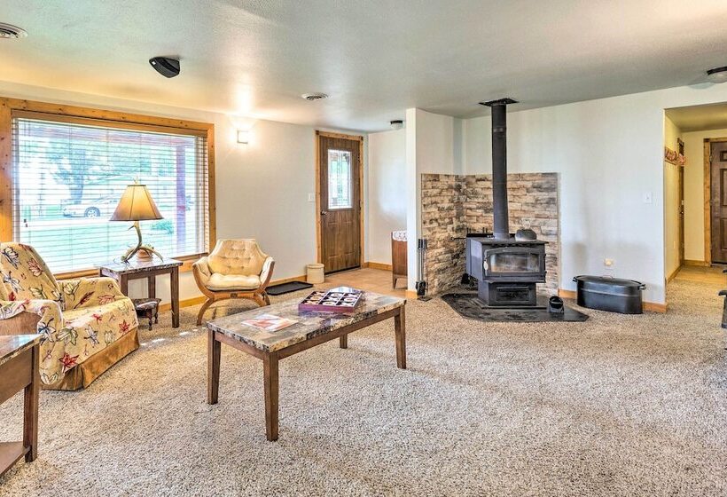 Family Home W/ Hot Tub Walk To Johnson Lake!