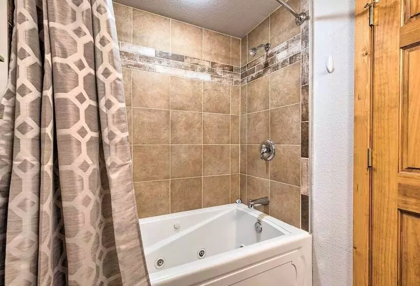 Family Home W/ Hot Tub   Walk To Johnson Lake!