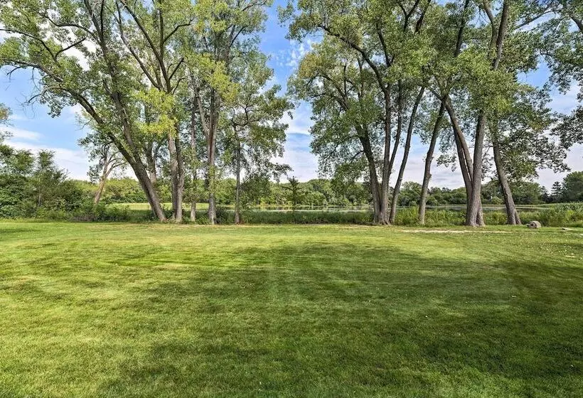 Family Home W/ Hot Tub   Walk To Johnson Lake!