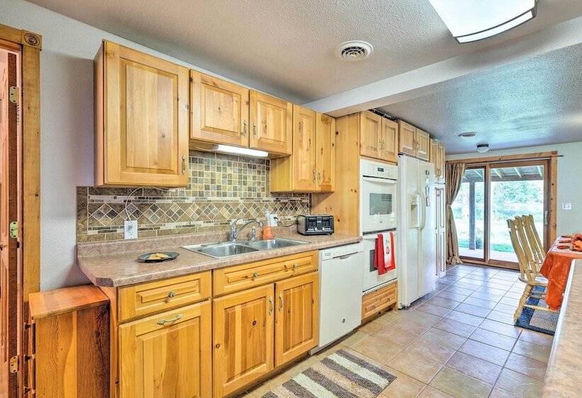 Family Home W/ Hot Tub Walk To Johnson Lake!