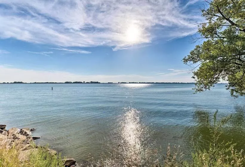 Family Home W/ Hot Tub   Walk To Johnson Lake!