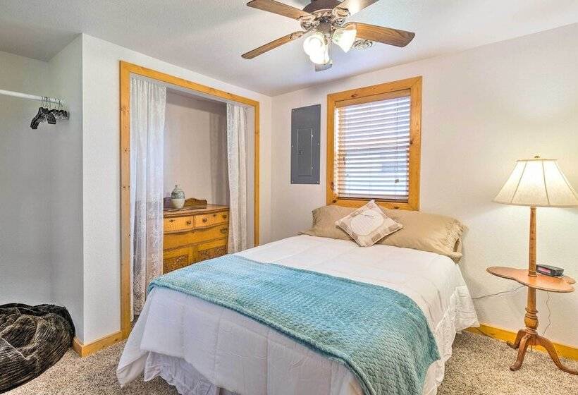 Family Home W/ Hot Tub Walk To Johnson Lake!