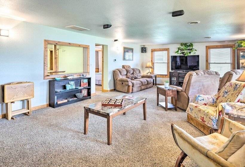 Family Home W/ Hot Tub Walk To Johnson Lake!