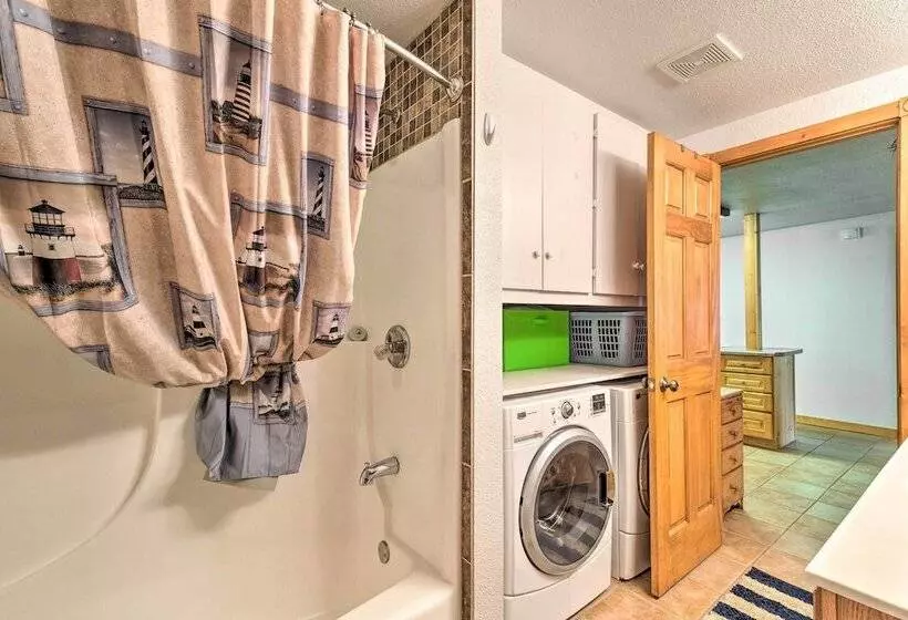 Family Home W/ Hot Tub   Walk To Johnson Lake!