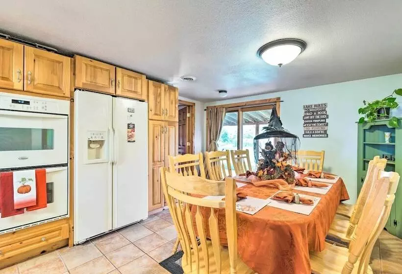 Family Home W/ Hot Tub   Walk To Johnson Lake!