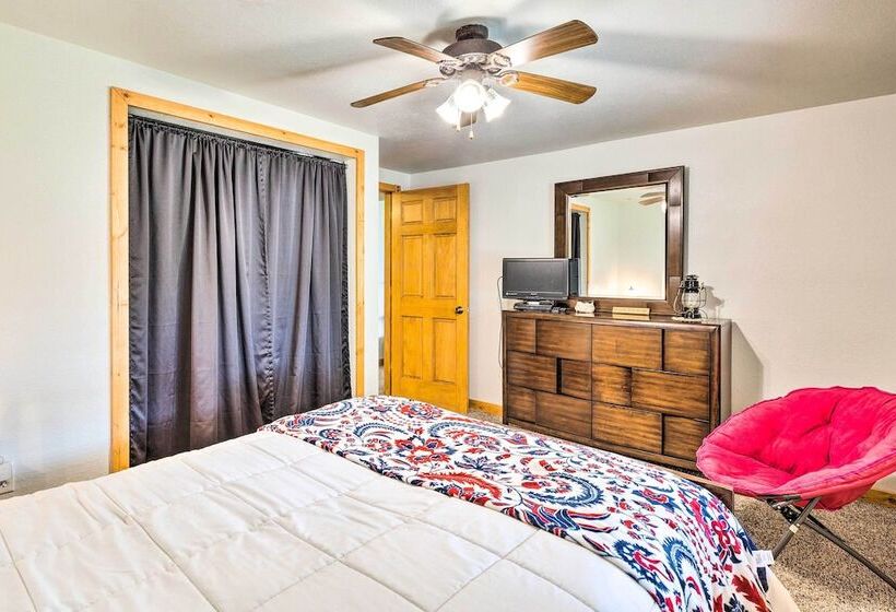 Family Home W/ Hot Tub Walk To Johnson Lake!