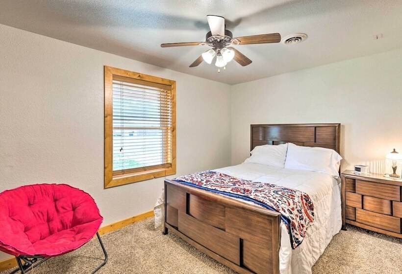 Family Home W/ Hot Tub Walk To Johnson Lake!