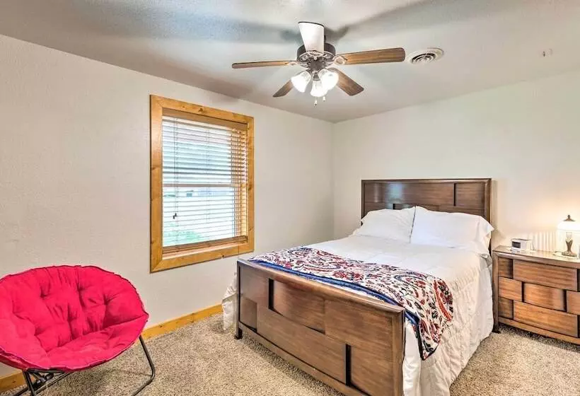 Family Home W/ Hot Tub   Walk To Johnson Lake!