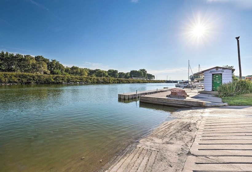 Family Home W/ Hot Tub Walk To Johnson Lake!