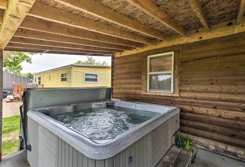 Family Home W/ Hot Tub Walk To Johnson Lake!