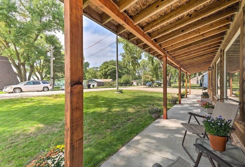 Family Home W/ Hot Tub Walk To Johnson Lake!