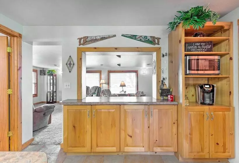 Family Home W/ Hot Tub   Walk To Johnson Lake!