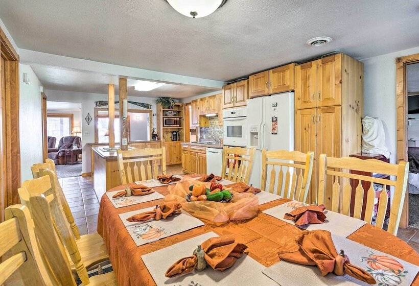 Family Home W/ Hot Tub Walk To Johnson Lake!