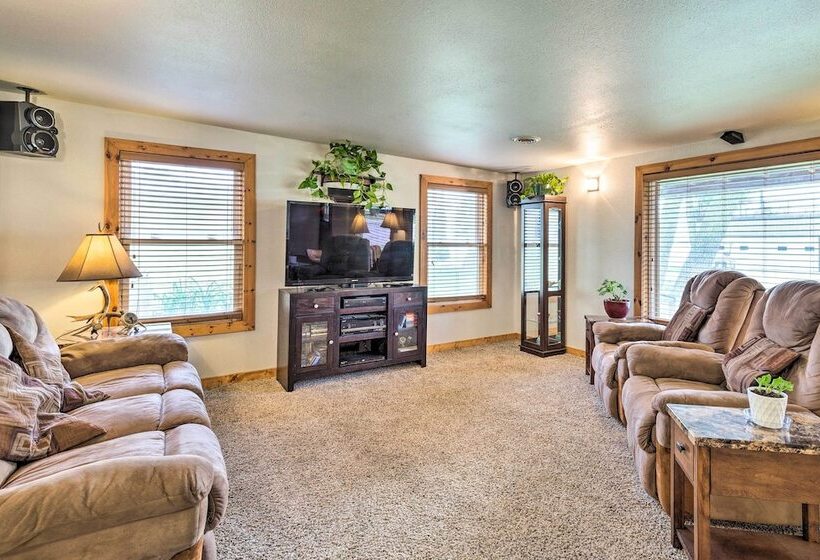 Family Home W/ Hot Tub Walk To Johnson Lake!