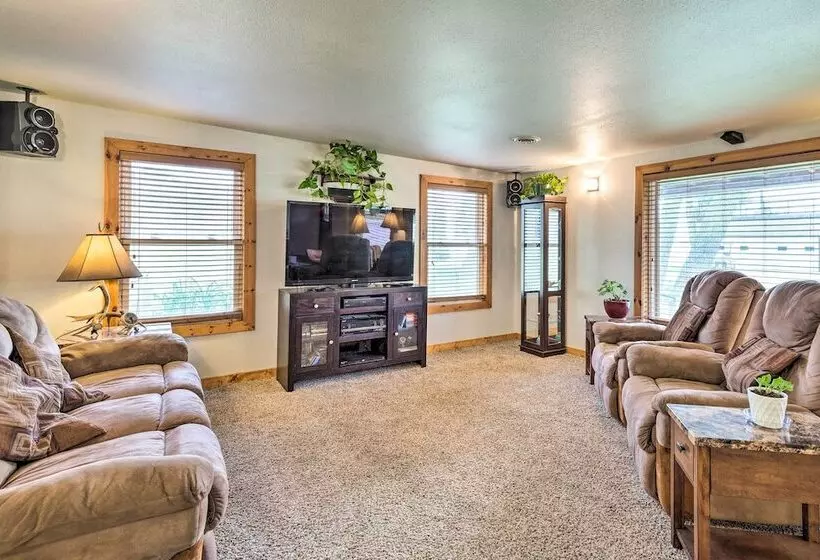 Family Home W/ Hot Tub   Walk To Johnson Lake!