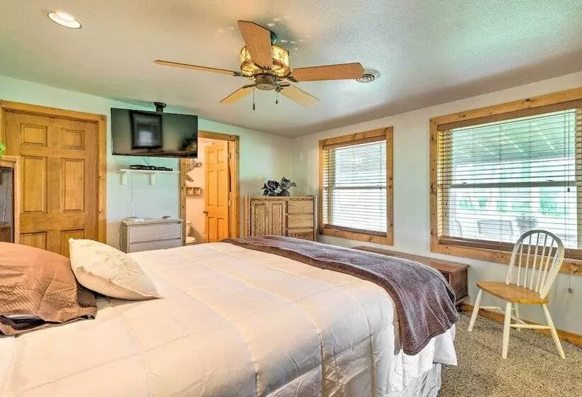 Family Home W/ Hot Tub   Walk To Johnson Lake!