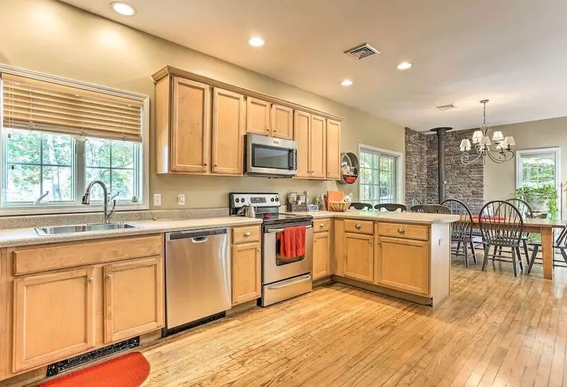 Pet Friendly Grand Pine Bush Retreat On 2 Acres!