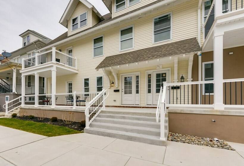 Home W/ Partial Ocean View: Walk To Ventnor Beach!