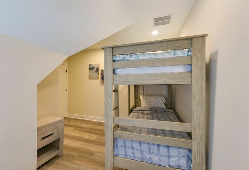 Home W/ Partial Ocean View: Walk To Ventnor Beach!