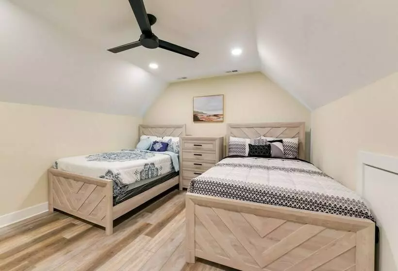 Home W/ Partial Ocean View: Walk To Ventnor Beach!