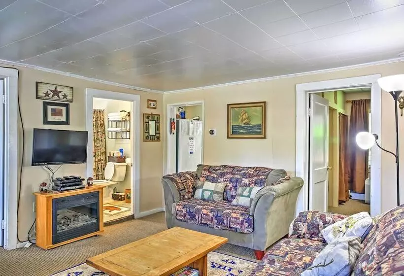 Hunter Home W/ Fire Pit & Yard: On Main Street!