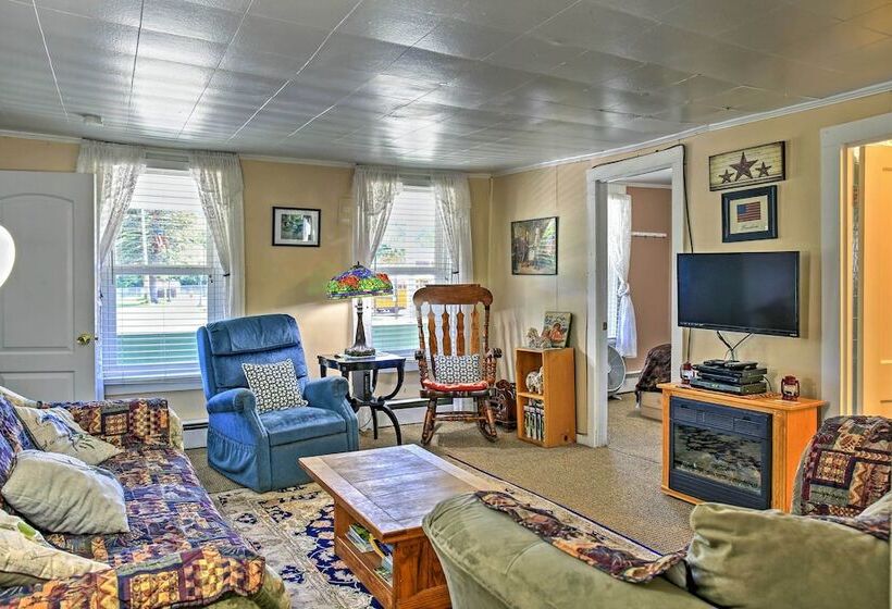 Hunter Home W/ Fire Pit & Yard: On Main Street!