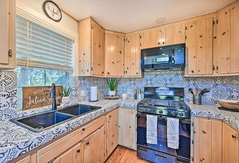 Inviting Julian Home W/ Scenic View & Hot Tub