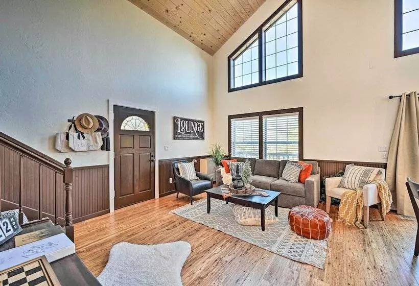 Inviting Julian Home W/ Scenic View & Hot Tub