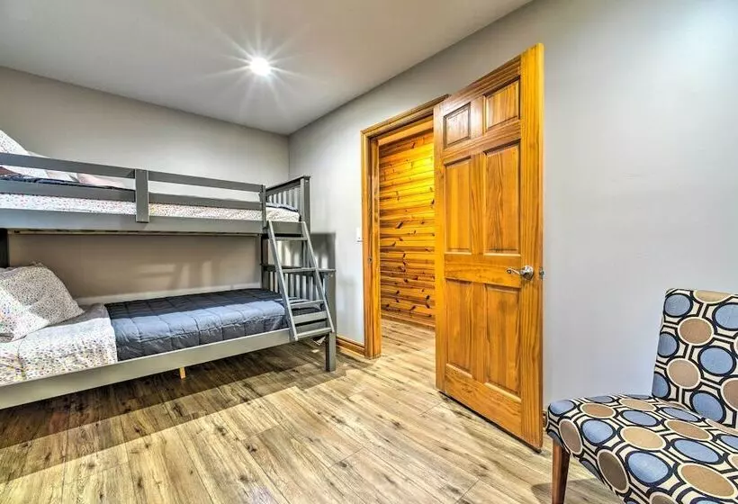 Lakefront Applegate Retreat W/ Private Beach!