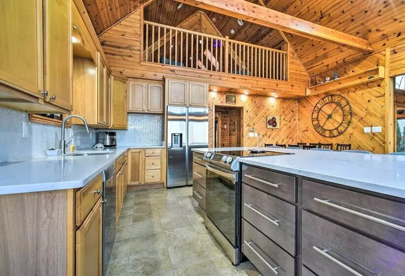 Lakefront Applegate Retreat W/ Private Beach!