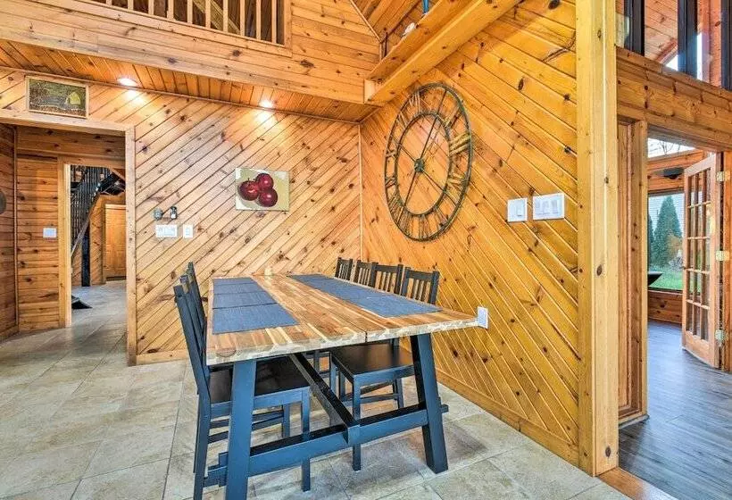 Lakefront Applegate Retreat W/ Private Beach!