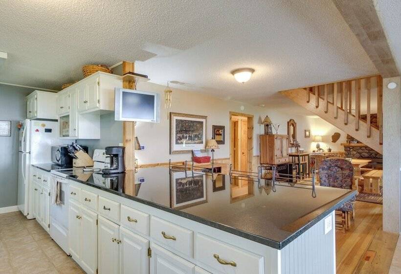 Large Home On Lake Edward W/ Deck & Fire Pit!