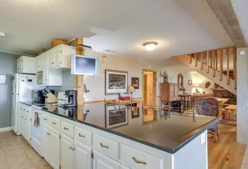 Large Home On Lake Edward W/ Deck & Fire Pit!