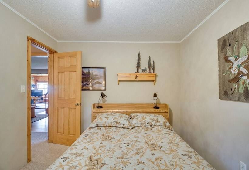 Large Home On Lake Edward W/ Deck & Fire Pit!