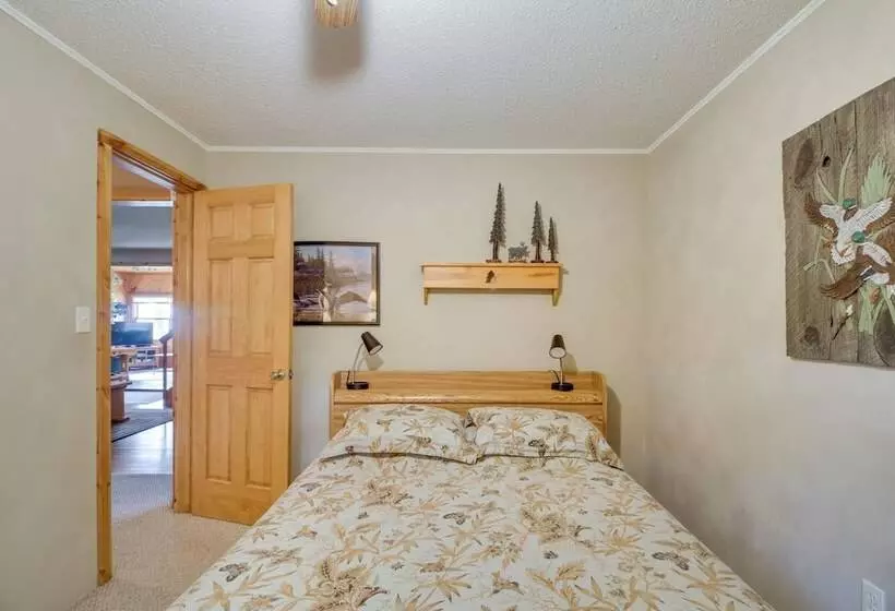 Large Home On Lake Edward W/ Deck & Fire Pit!