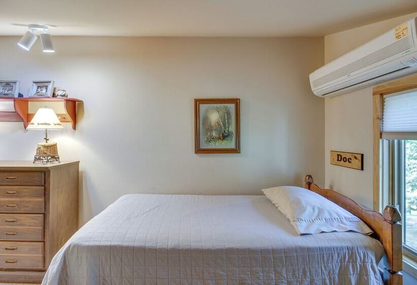 Large Home On Lake Edward W/ Deck & Fire Pit!