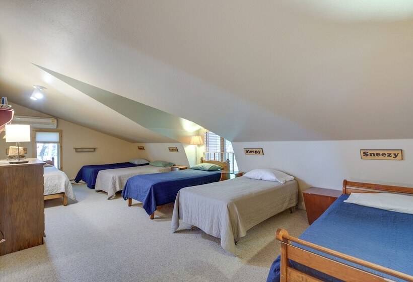 Large Home On Lake Edward W/ Deck & Fire Pit!