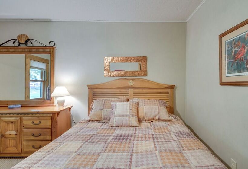 Large Home On Lake Edward W/ Deck & Fire Pit!