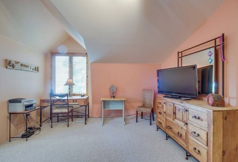 Large Home On Lake Edward W/ Deck & Fire Pit!