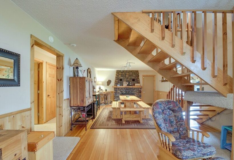 Large Home On Lake Edward W/ Deck & Fire Pit!