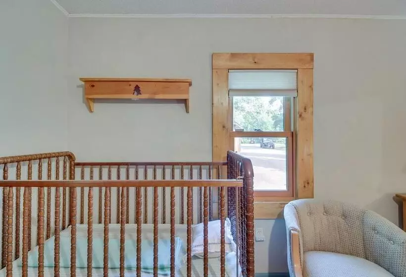 Large Home On Lake Edward W/ Deck & Fire Pit!