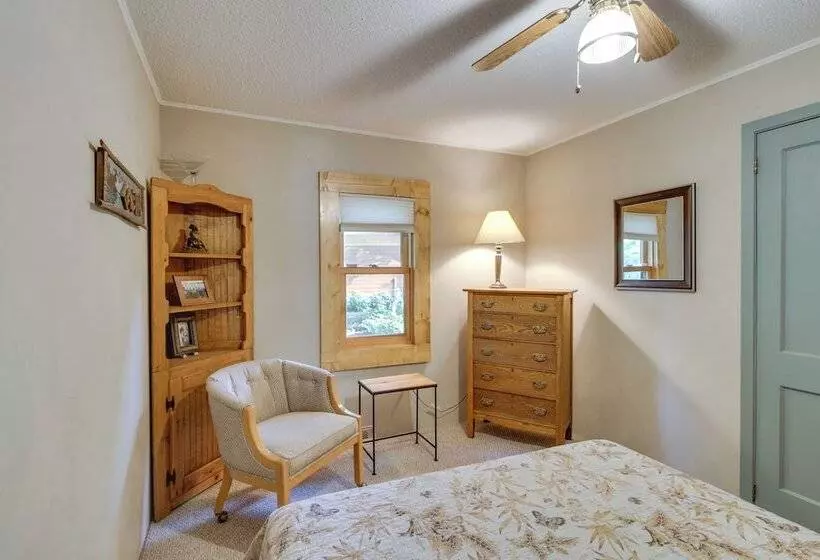 Large Home On Lake Edward W/ Deck & Fire Pit!