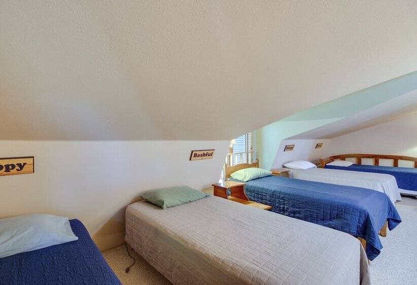 Large Home On Lake Edward W/ Deck & Fire Pit!