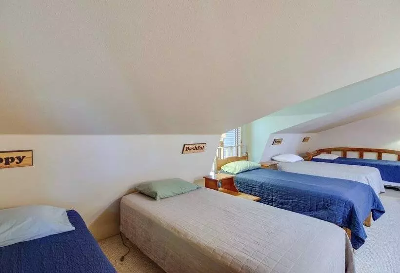 Large Home On Lake Edward W/ Deck & Fire Pit!